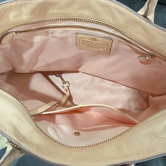 Peachy pink Coach bag - Picture 3 of 6